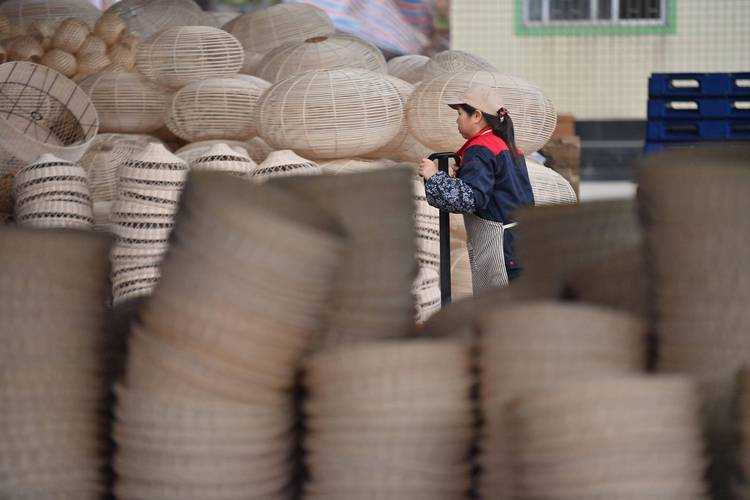 广西博白:传统编织促增收