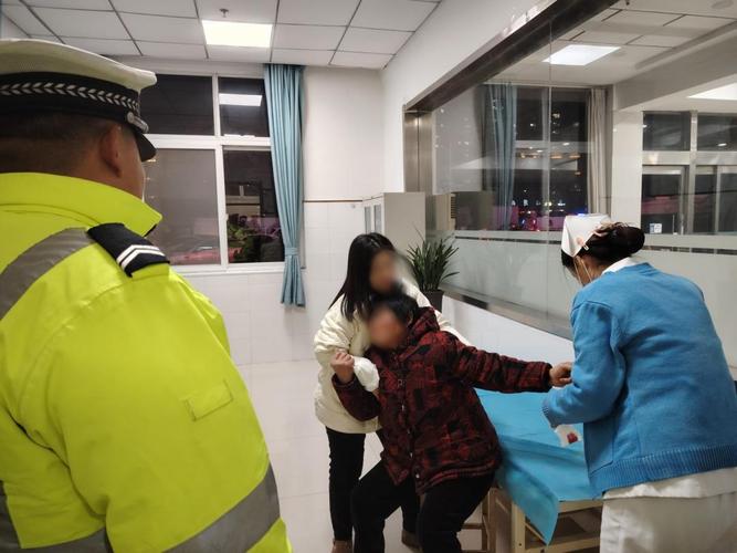 秋收时搅断手指 高速民警争分夺秒护送就医