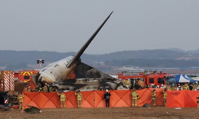 韩国一载有175人的客机着陆时起火