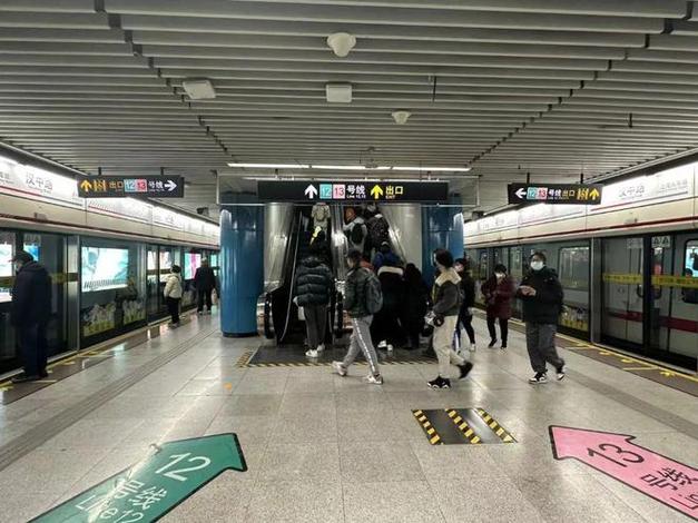 上海多个地铁站“时间凝固”?乘客反映:最长已半年!地铁方称系统调试中