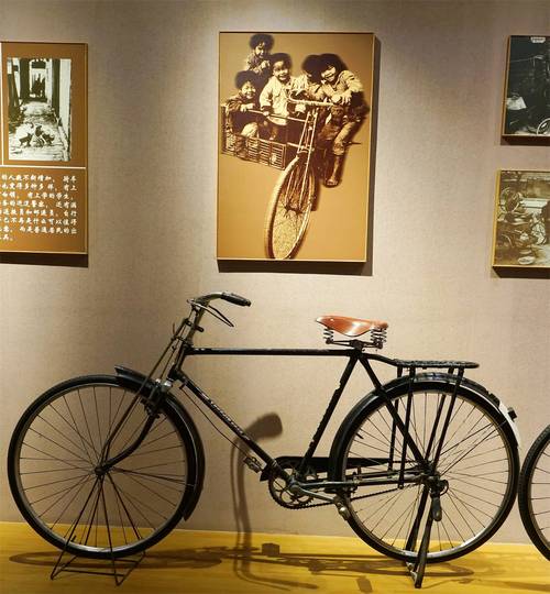 老街巷里的复古自行车展