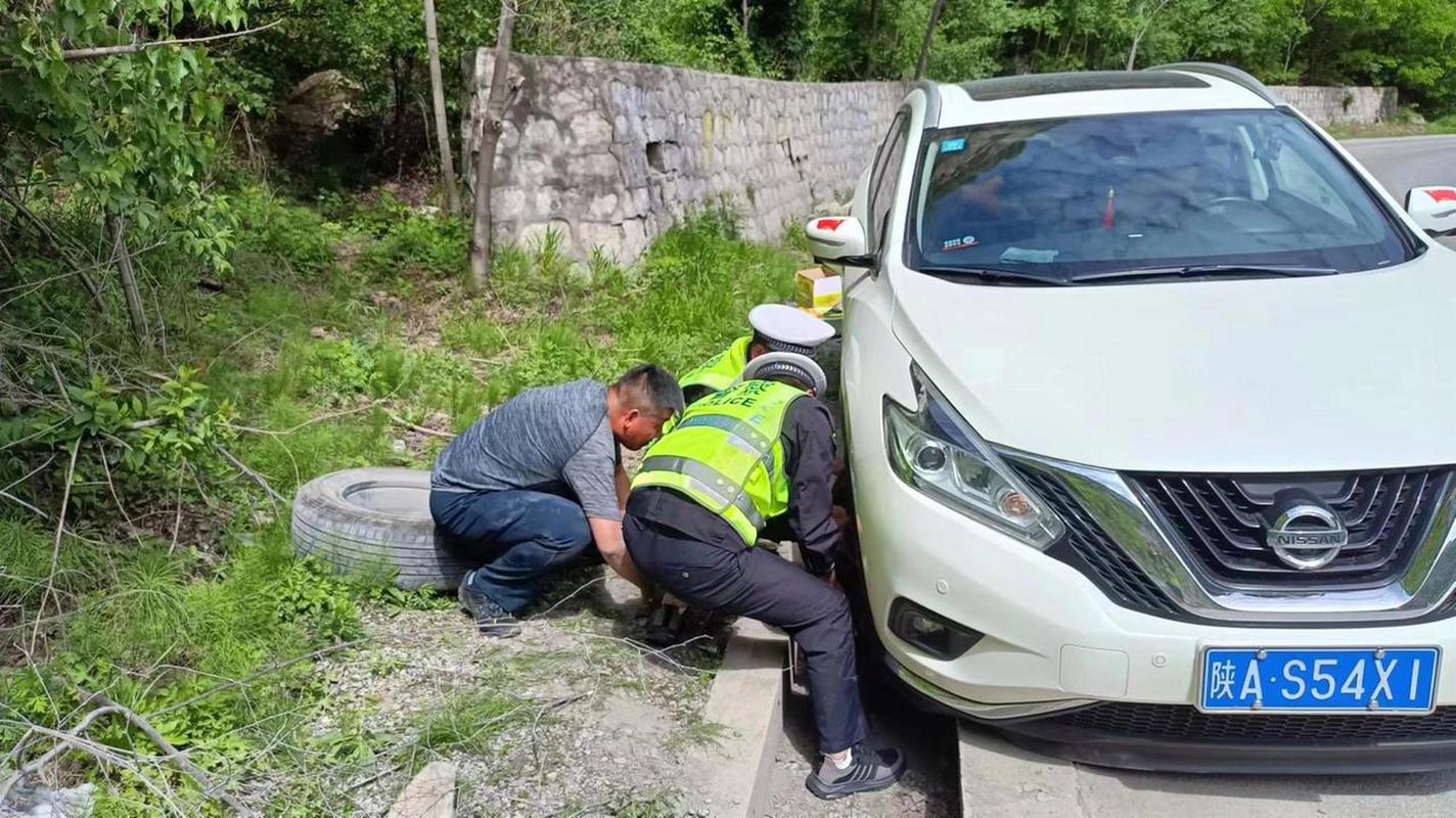 车辆爆胎 民警帮忙