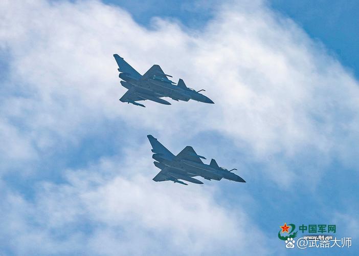 冲破云霄 空军双战机肩并肩呼啸升空