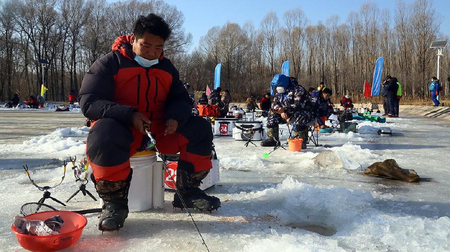 第十届大众冰雪北京公开赛京张冰钓赛举行