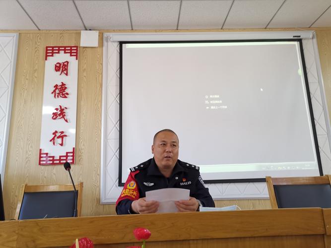 寒夜,两位校服少年骑车冲进派出所