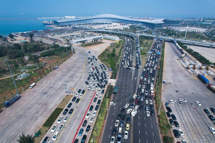 迎高峰海口新海港4条小客车安检通道全部启用 车辆最快10分钟过安检