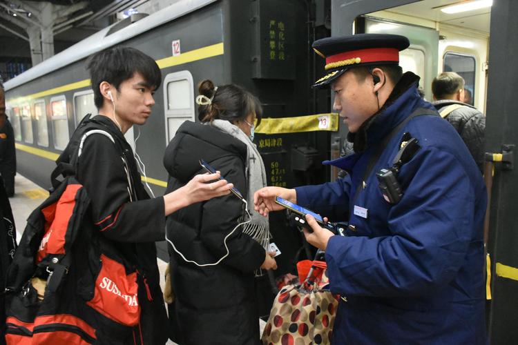 (新春走基层)“动车医生”护航夜间高铁 保障万千旅客春运归家路
