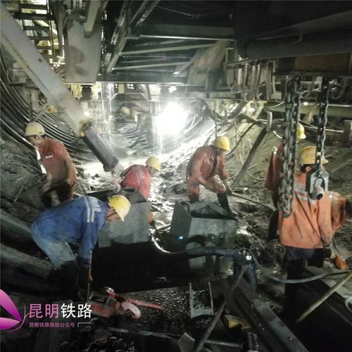 大瑞铁路高黎贡山隧道有新进展 1号竖井转入正线施工