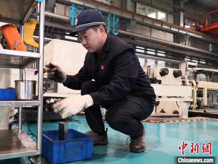 走近火车轮轴探伤工:心要比裂纹还细