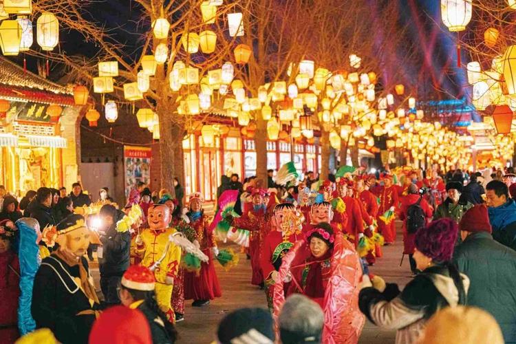 香港大街小巷喜庆热闹、游人如织 多彩活动年味升腾氛围感拉满