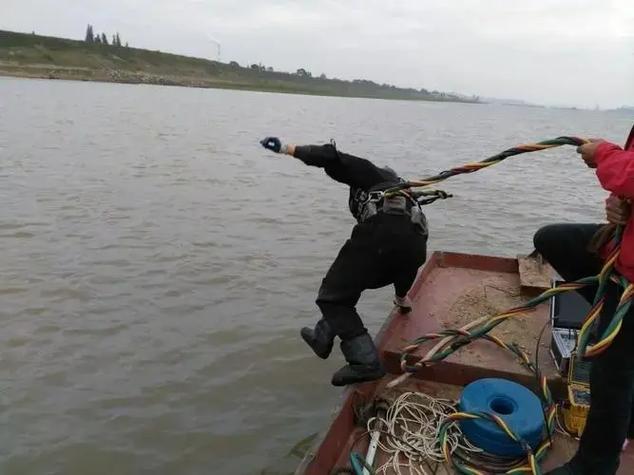 长江航道部门成功打捞枝江水道历史沉船