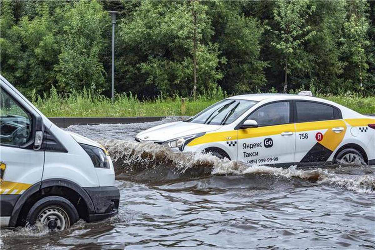 俄罗斯莫斯科遭遇强降雨 局部地区出现积水