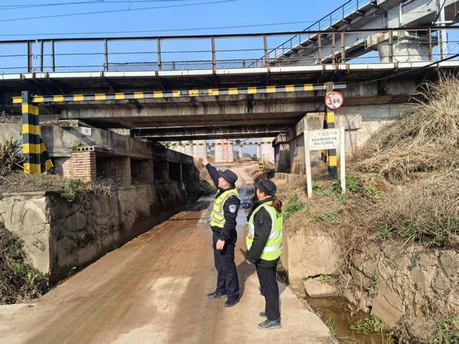 (新春走基层)广西客家铁警守护春节返乡路 每天巡线10公里