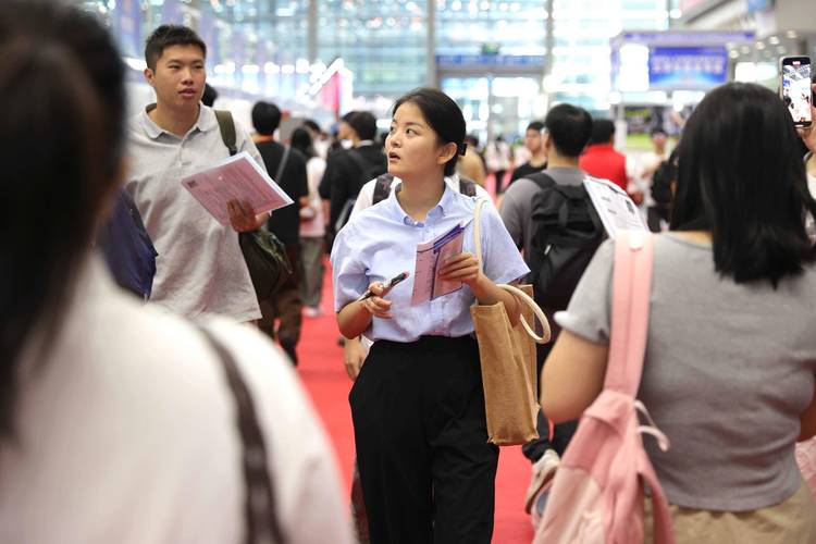 超3.4万个优质岗位 近4.5万名高校毕业生 深圳年度最大规模就业双选会举行