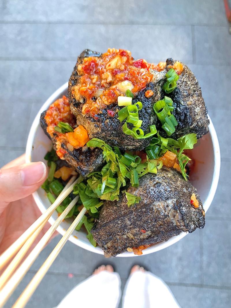 长沙一臭豆腐店员工在公厕处理食材?官方回应