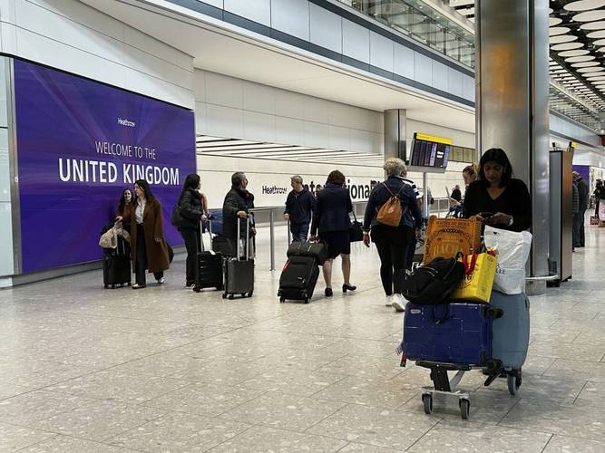 英国伯明翰机场恢复运营 仍有多架航班延误或取消