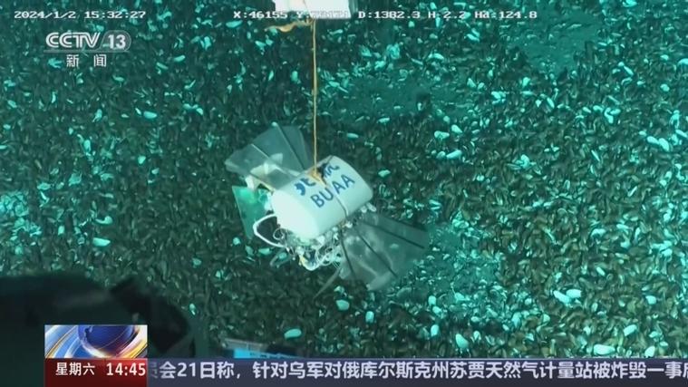 游动、滑翔、爬行 我国深海小型机器人“冰山”重压下可自如行动