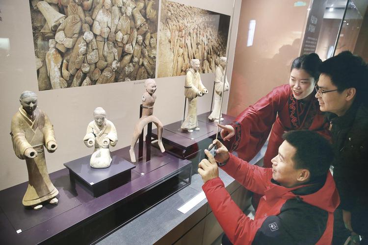 “云观展”成常态 直播让文物触手可及