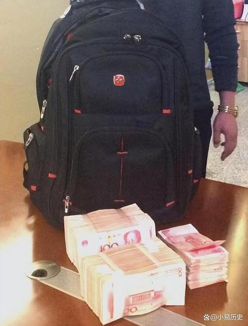 青岛街头万元现金满天飞!路人狂奔捡钱,接下来这一幕让人暖心……