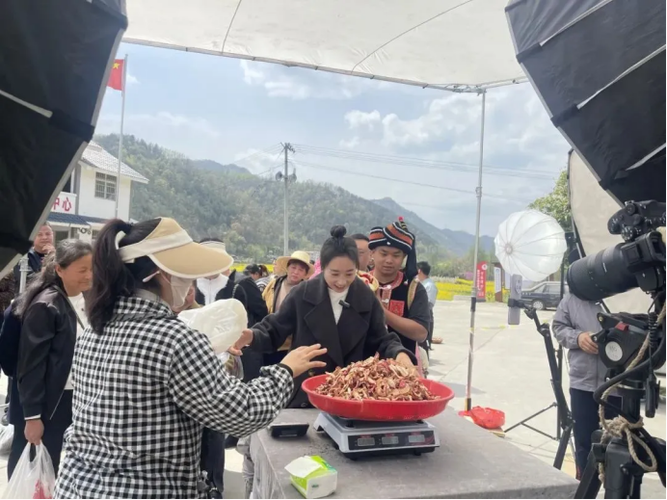 (新春走基层)“直播带货”进列车:带上“乡味”回家去