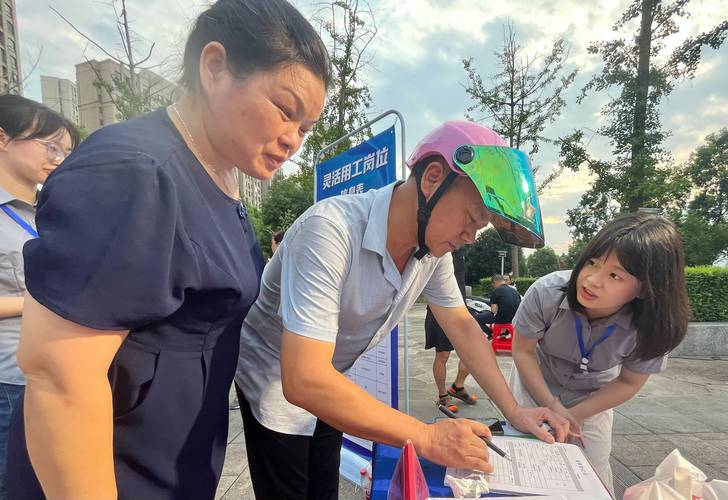 边“逛街”边选岗 海口这场“人才夜市”让就业服务更接地气