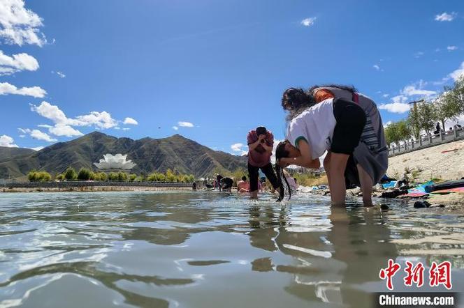 西藏民众拉萨河畔欢度沐浴节