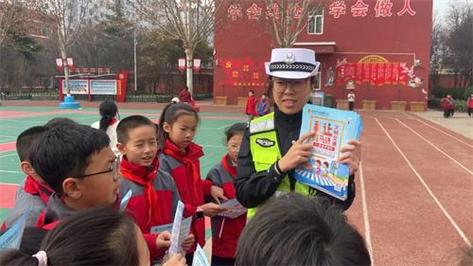 知危险 会避险 交警走进校园宣传交通安全知识