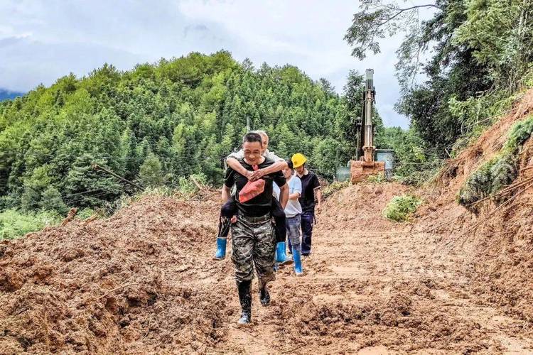 险情即命令 长沙警备区官兵和民兵迅速投入抢险救援